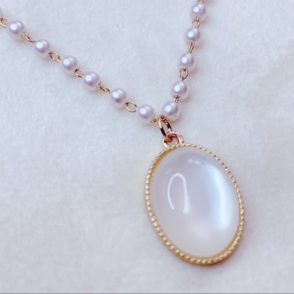 ❤️Seller’s Pick❤️ ❣️$25/3❣️ White Moonstone Pendant Faux Pearls Chain Necklace